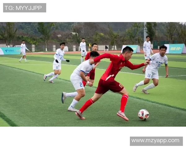 棱角分明的足球明星展现激情与实力的完美结合